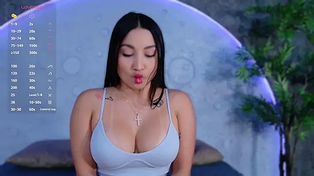 ReinaChloe online show from April 10, 4:36 pm