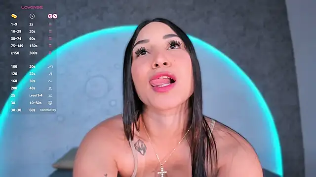 ReinaChloe online show from March 16, 4:32 pm