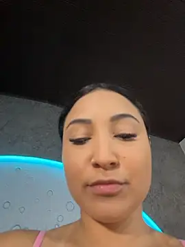 Snapshot of ReinaChloe chatting on November 3, 3:59 pm ReinaChloe online show from November 3, 3:59 pm