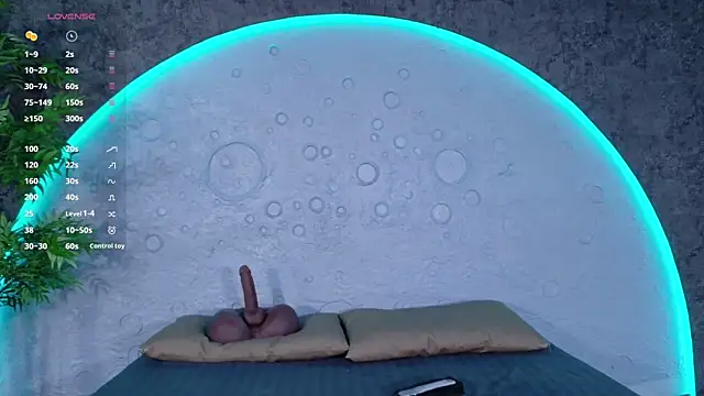 ReinaChloe online show from April 13, 4:44 pm