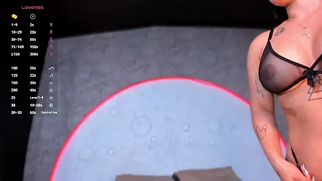 ReinaChloe online show from March 27, 5:14 pm