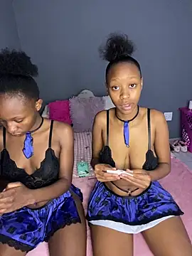 Snapshot of LonelyQueenxx25 chatting on December 19, 5:43 am LonelyQueenxx25 online show from December 19, 5:43 am