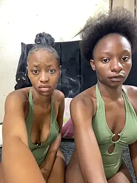 LonelyQueenxx25 online show from March 4, 8:27 pm