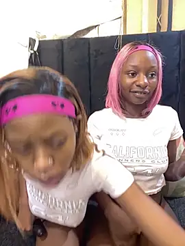 LonelyQueenxx25 online show from March 22, 7:04 pm