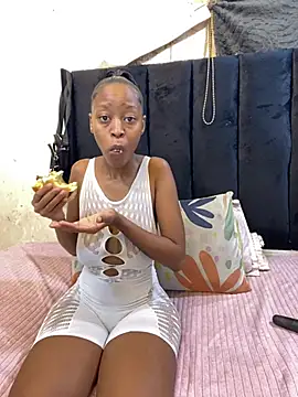 LonelyQueenxx25 online show from March 13, 8:36 pm