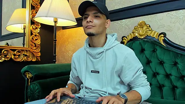 AlessandroKiing online show from May 25, 9:35 pm