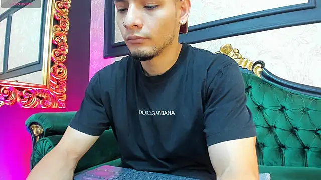 AlessandroKiing online show from September 18, 1:47 pm