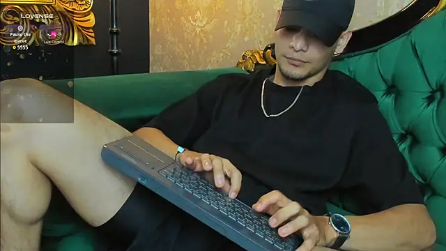 AlessandroKiing online show from July 14, 8:04 pm