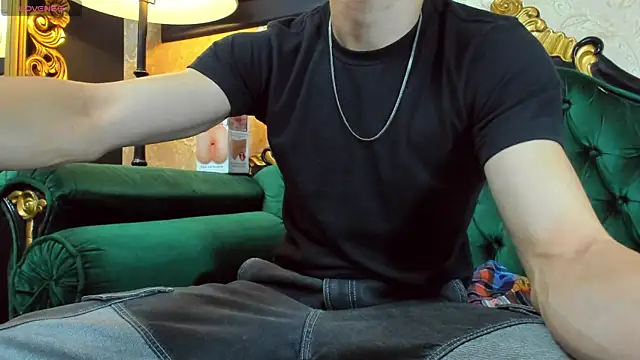 AlessandroKiing online show from March 31, 9:17 pm