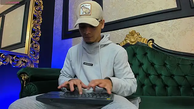 AlessandroKiing online show from September 28, 2:35 pm