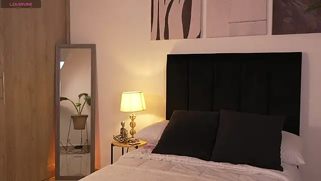 izzyvega   online show from March 25, 12:33 am