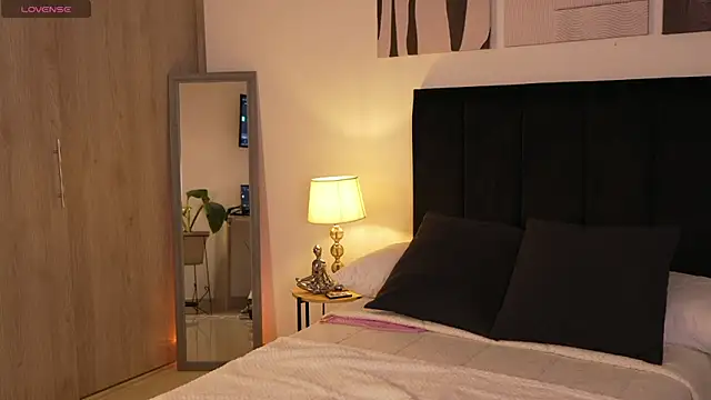 izzyvega   online show from March 10, 2:37 am