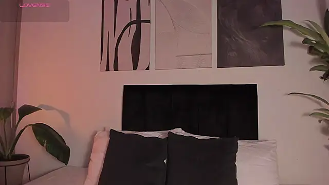 izzyvega   online show from January 14, 1:09 am