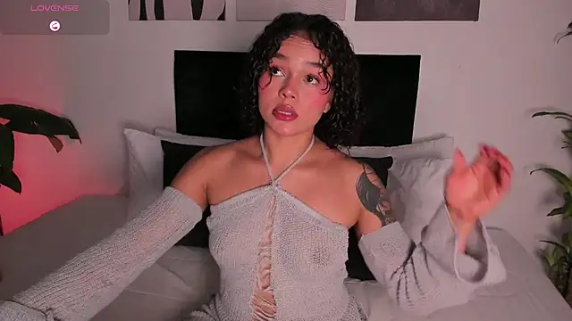 Snapshot of izzyvega__ chatting on October 5, 10:33 pm izzyvega online show from October 5, 10:33 pm