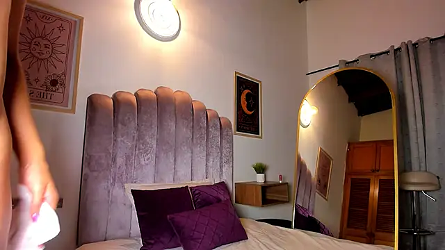 samaantha lux online show from December 18, 10:19 am