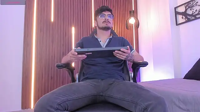 AaronFuentes7 online show from September 27, 7:31 pm
