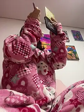 larsonbeverly online show from March 23, 4:01 am