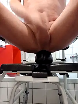 Snapshot of toywood chatting on September 25, 4:51 am toywood online show from September 25, 4:51 am