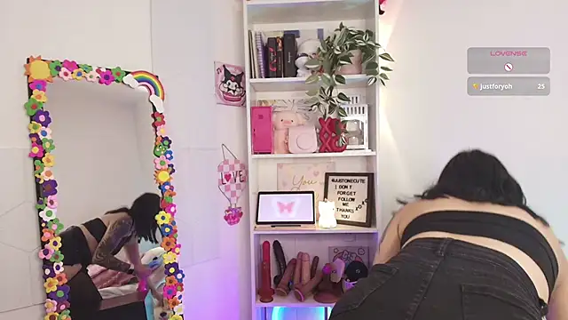 Snapshot of justonecute chatting on April 21, 1:42 am justonecute online show from April 21, 1:42 am