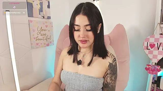 Snapshot of justonecute chatting on May 10, 3:43 am justonecute online show from May 10, 3:43 am