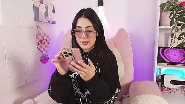 Snapshot of justonecute chatting on May 4, 11:07 pm justonecute online show from May 4, 11:07 pm