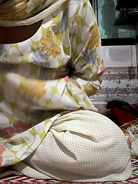 Snapshot of hottiepari chatting on November 15, 6:17 am hottiepari online show from November 15, 6:17 am