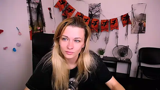 Snapshot of PeppyMia chatting on November 1, 2:51 am PeppyMia online show from November 1, 2:51 am