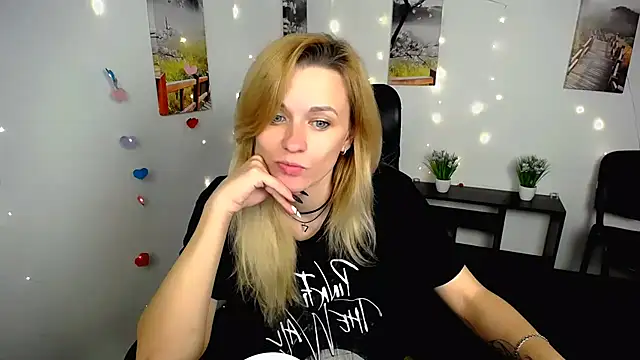 Snapshot of PeppyMia chatting on November 5, 7:00 am PeppyMia online show from November 5, 7:00 am