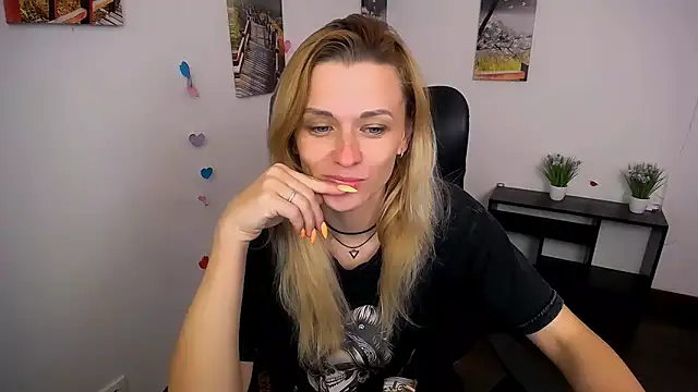 Snapshot of PeppyMia chatting on October 15, 7:05 am PeppyMia online show from October 15, 7:05 am