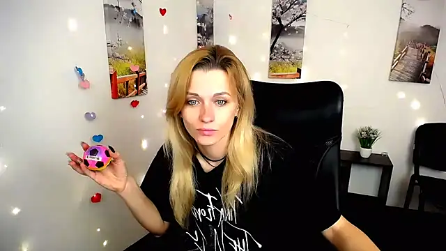 Snapshot of PeppyMia chatting on November 4, 7:34 am PeppyMia online show from November 4, 7:34 am