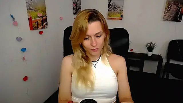 Snapshot of PeppyMia chatting on November 9, 10:41 am PeppyMia online show from November 9, 10:41 am