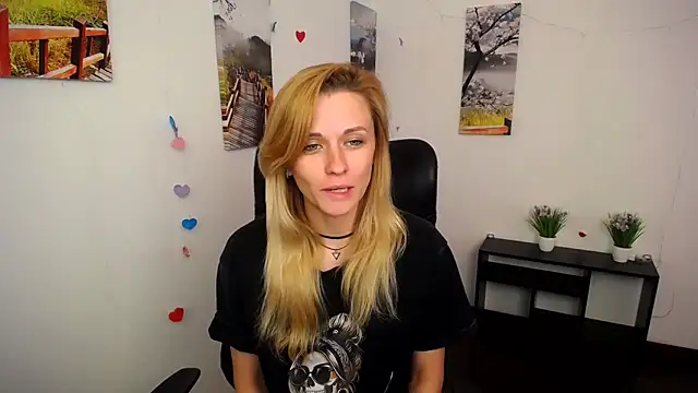 Snapshot of PeppyMia chatting on October 16, 10:45 am PeppyMia online show from October 16, 10:45 am