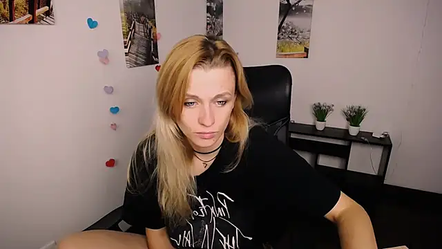 Snapshot of PeppyMia chatting on October 3, 7:10 am PeppyMia online show from October 3, 7:10 am