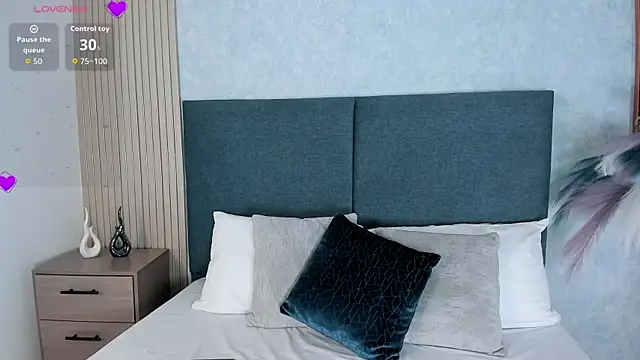 Laura Ivy online show from December 18, 12:42 pm