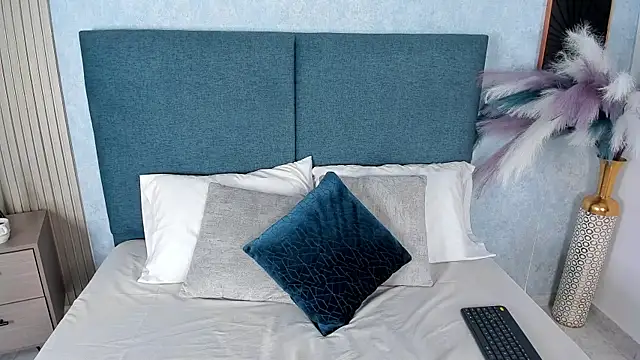 Laura Ivy online show from November 27, 1:00 pm