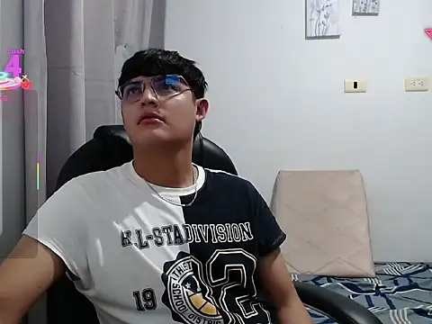 yesitwink  online show from March 16, 2:41 am