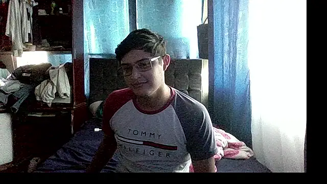 Snapshot of yesitwink_ chatting on December 18, 6:23 pm yesitwink online show from December 18, 6:23 pm