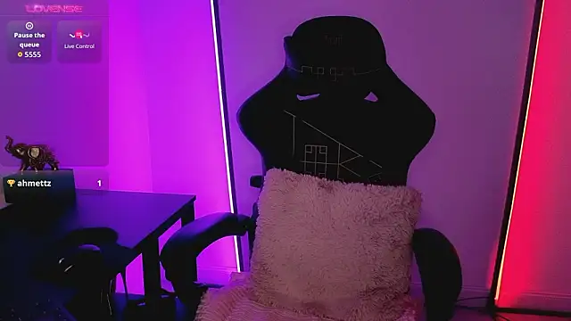 Snapshot of alisonrouge chatting on February 8, 8:06 pm alisonrouge online show from February 8, 8:06 pm