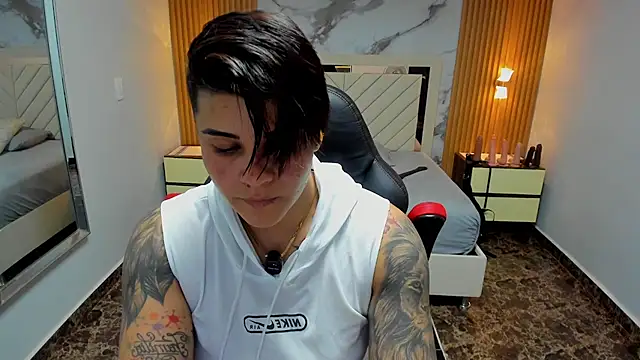 KAROLLJONES1 online show from March 4, 7:32 pm