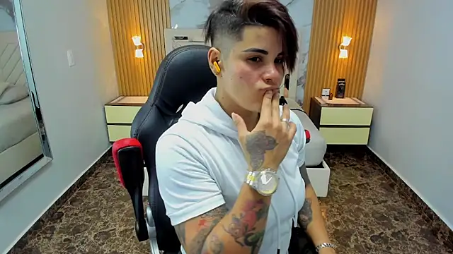 KAROLLJONES1 online show from March 2, 7:10 pm