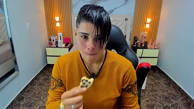 KAROLLJONES1 online show from February 5, 7:21 pm