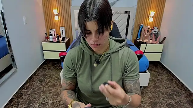 KAROLLJONES1 online show from December 2, 7:37 pm