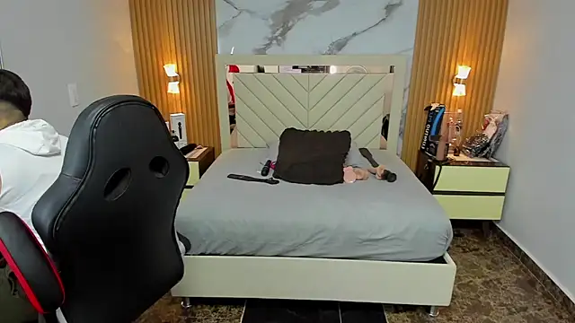 KAROLLJONES1 online show from October 27, 7:37 pm