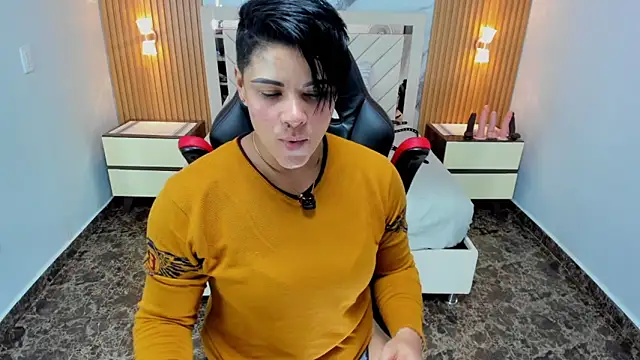 KAROLLJONES1 online show from April 15, 7:58 pm