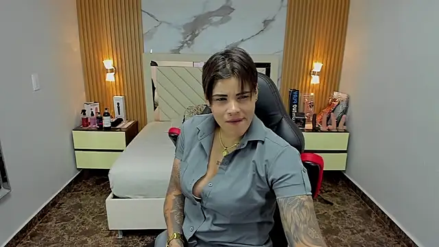 KAROLLJONES1 online show from November 1, 7:30 pm