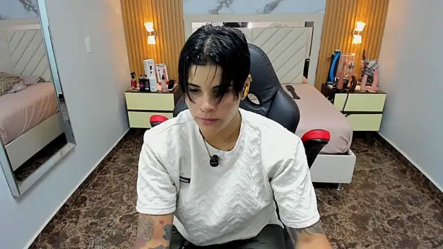 KAROLLJONES1 online show from January 6, 7:18 pm