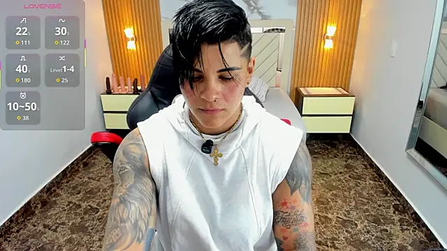 KAROLLJONES1 online show from May 7, 7:17 pm