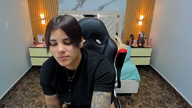 KAROLLJONES1 online show from January 31, 7:12 pm