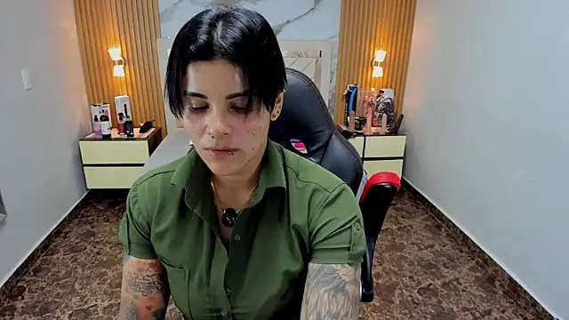 KAROLLJONES1 online show from December 18, 7:18 pm