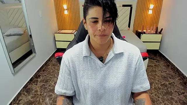 KAROLLJONES1 online show from April 8, 7:26 pm